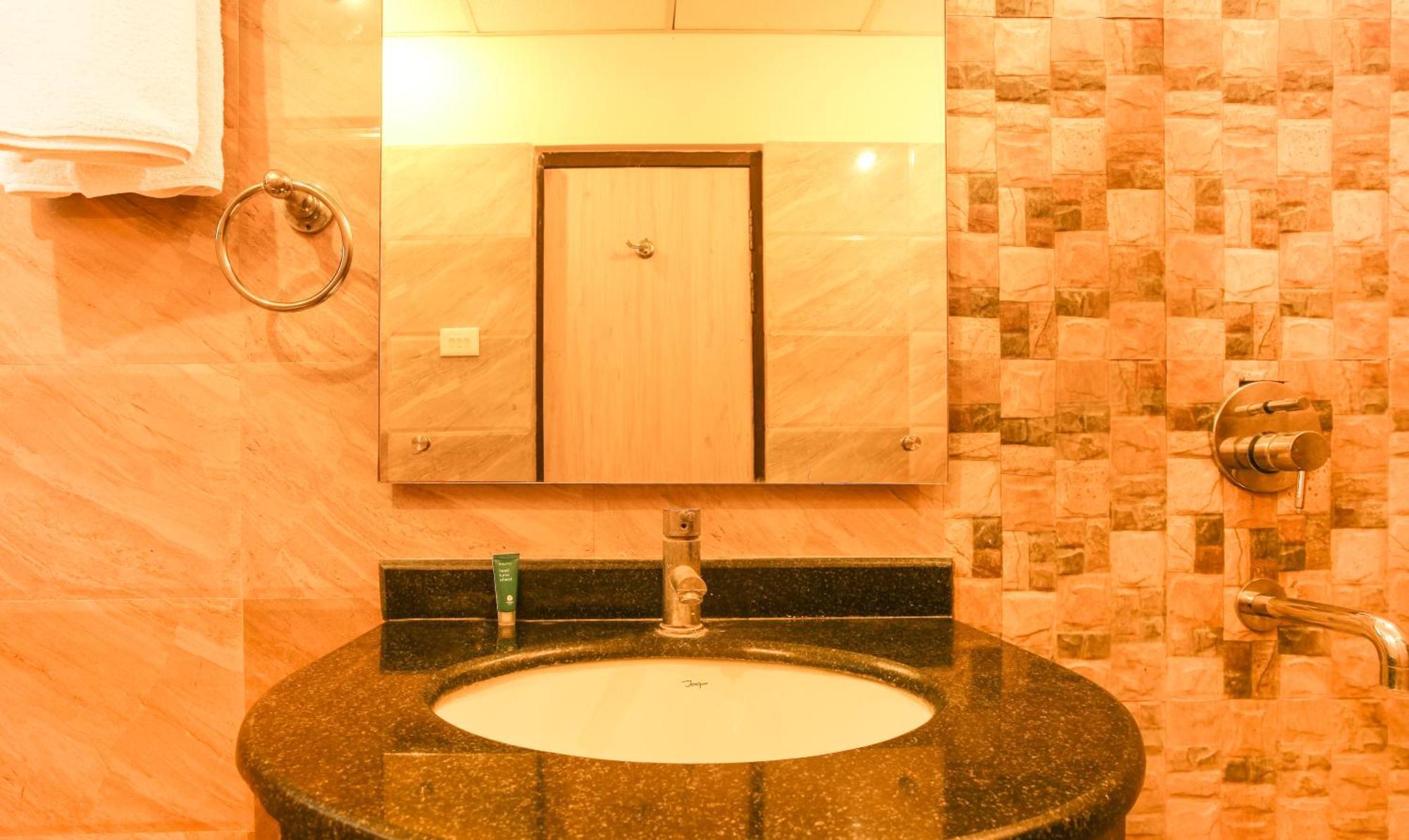 Hotel Janki International Sigra 2 Km From Kashi Vishwanath Temple พาราณสี ภายนอก รูปภาพ