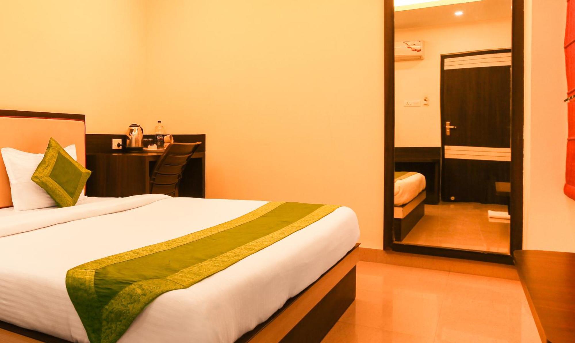 Hotel Janki International Sigra 2 Km From Kashi Vishwanath Temple พาราณสี ภายนอก รูปภาพ