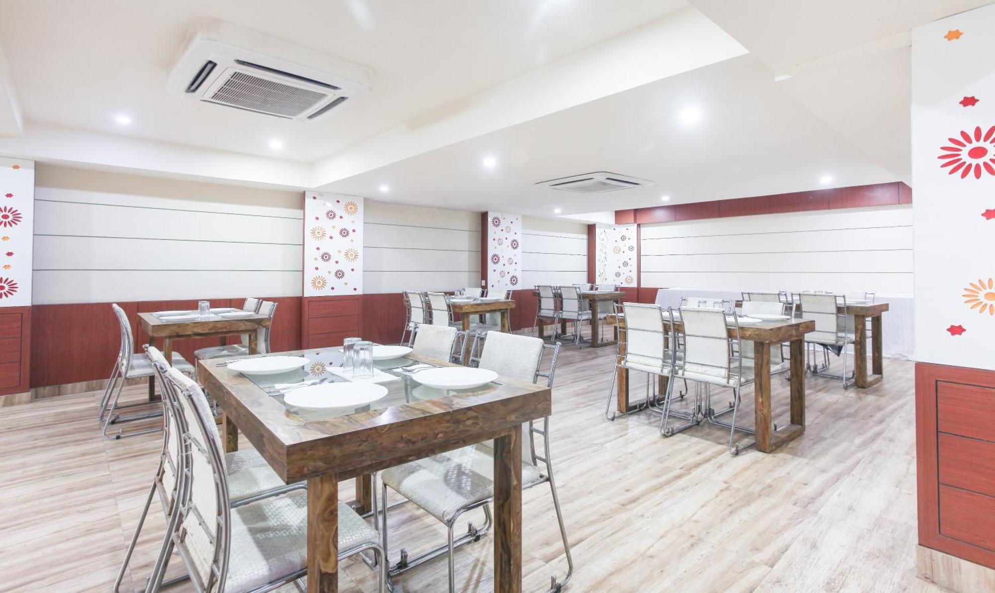 Hotel Janki International Sigra 2 Km From Kashi Vishwanath Temple พาราณสี ภายนอก รูปภาพ