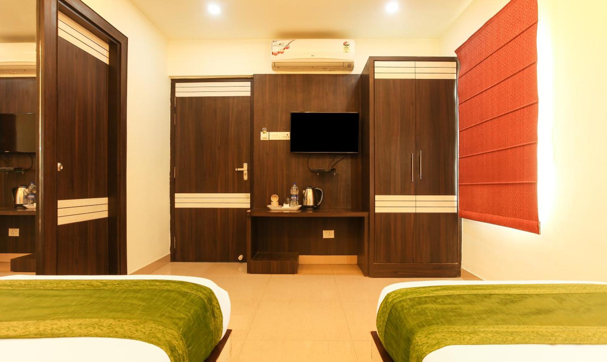 Hotel Janki International Sigra 2 Km From Kashi Vishwanath Temple พาราณสี ภายนอก รูปภาพ