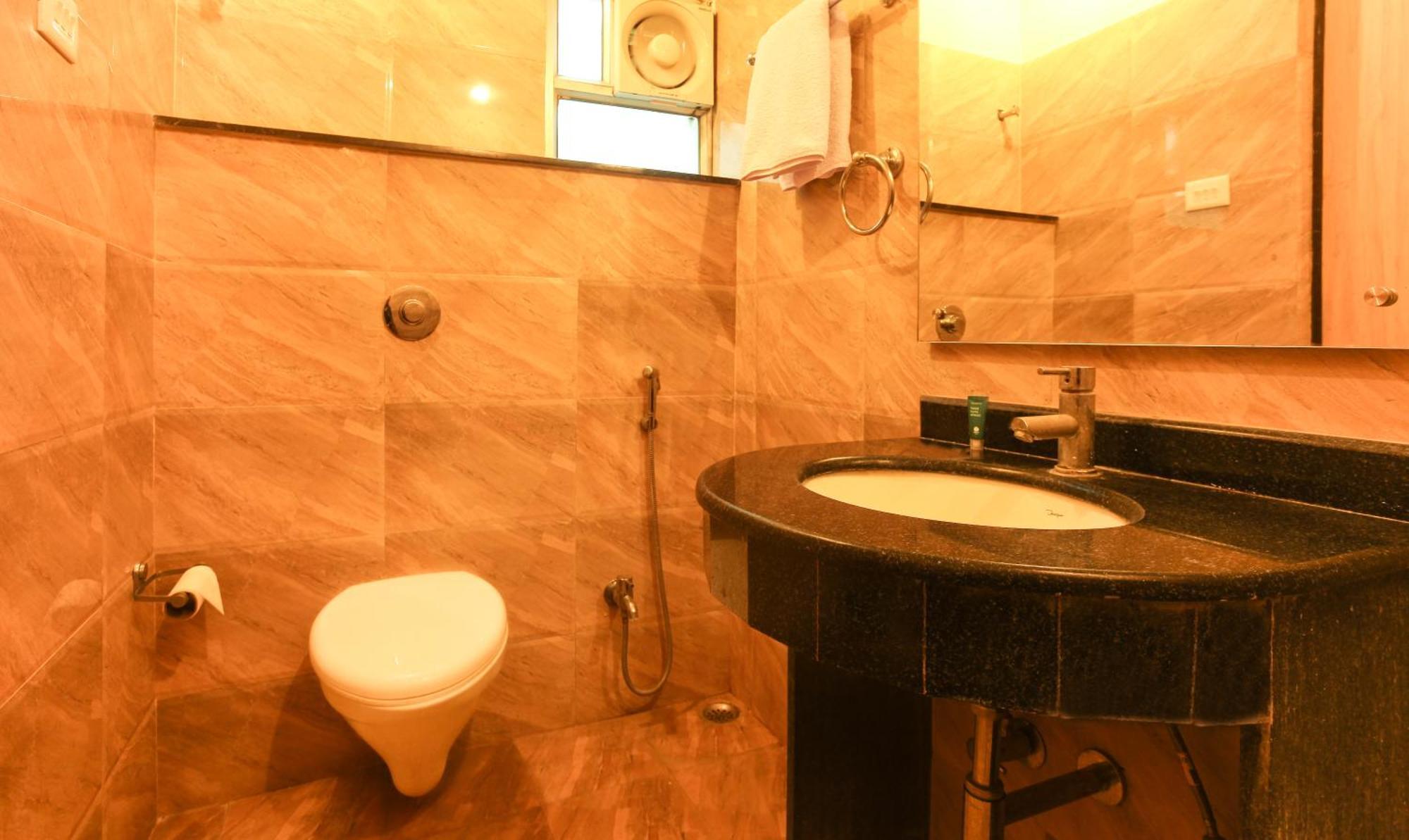 Hotel Janki International Sigra 2 Km From Kashi Vishwanath Temple พาราณสี ภายนอก รูปภาพ