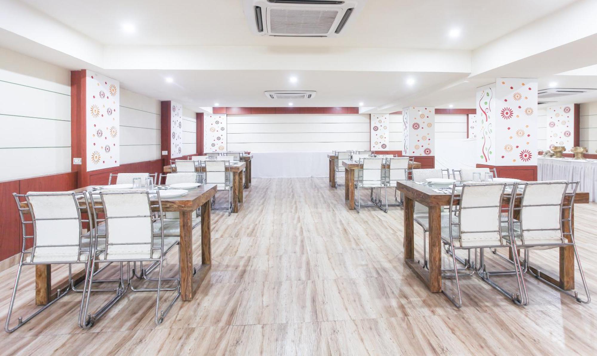 Hotel Janki International Sigra 2 Km From Kashi Vishwanath Temple พาราณสี ภายนอก รูปภาพ